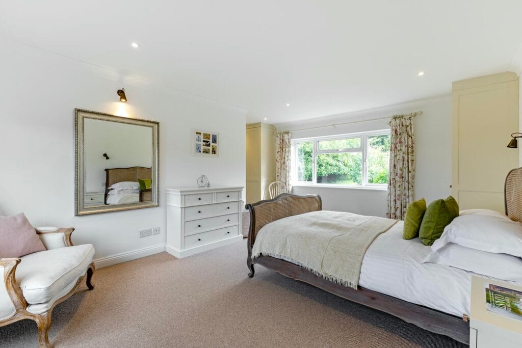 Principal bedroom, alternative view
